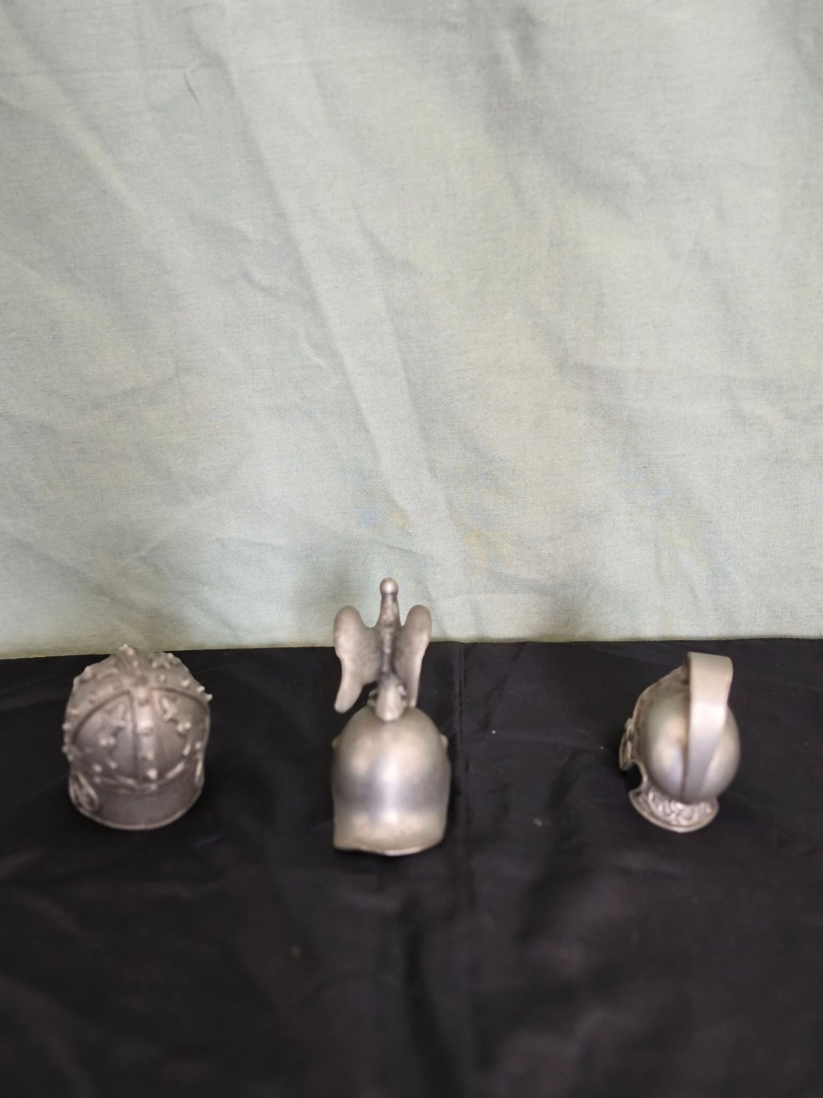 Set van drie historische decoratieve miniatuurhelmen van metaal – photo 3